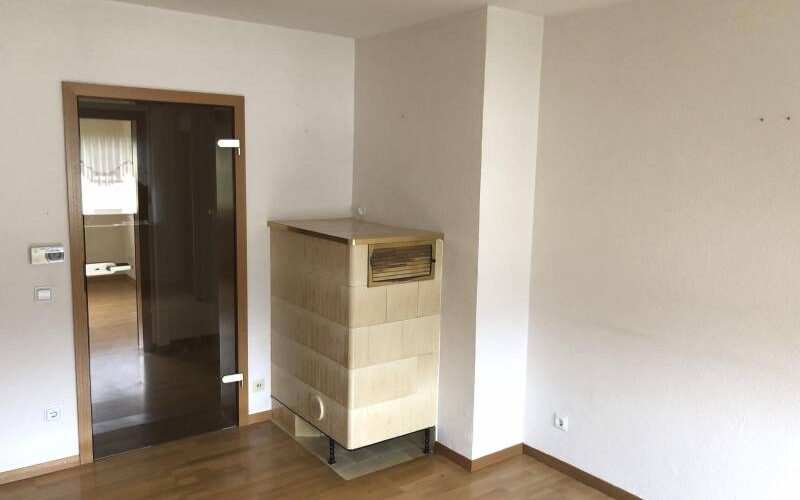 Wohnzimmer (Kachelofen ohne Funktion)
