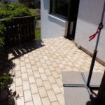 Terrasse mit Treppe zum Garten