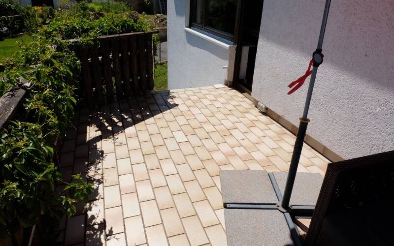 Terrasse mit Treppe zum Garten