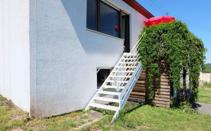Treppe zur Terrasse im EG