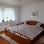 Schlafzimmer mit Zugang Wintergarten