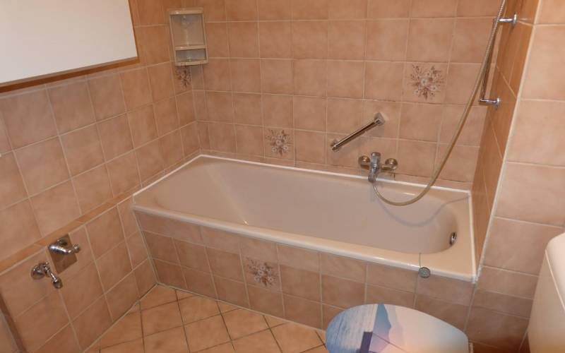 Bad mit Wanne u. Anschluss für Waschmaschine