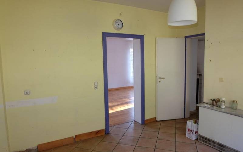 Küche mit Zugang Wohn- Esszimmer und Diele