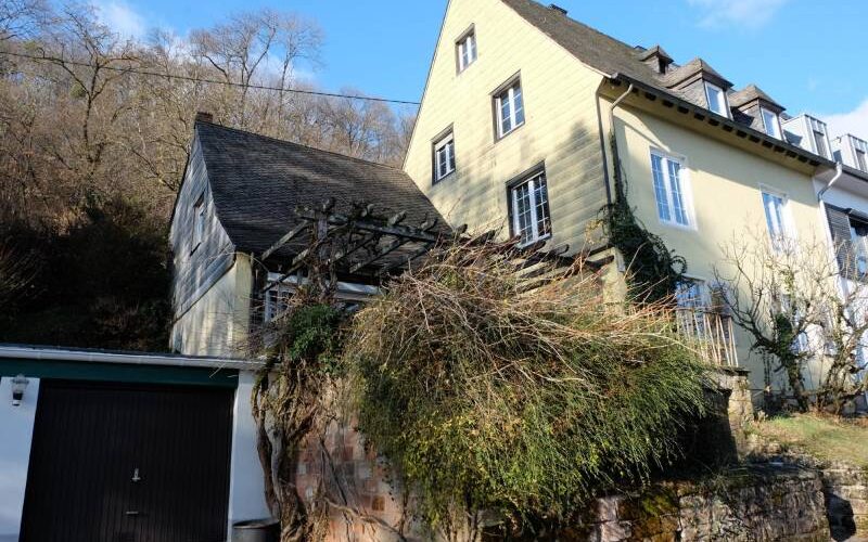 Außenansicht mit Garage