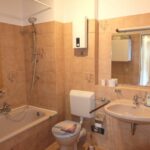 Bad mit Wanne u. Anschluss für Waschmaschine