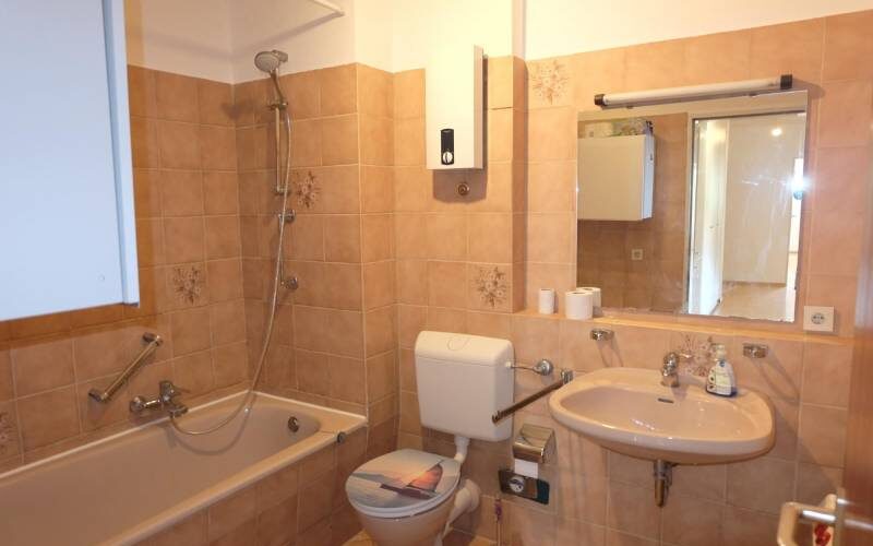 Bad mit Wanne u. Anschluss für Waschmaschine