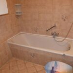 Bad mit Wanne u. Anschluss für Waschmaschine