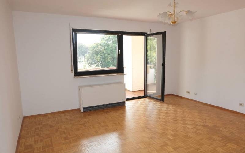 Wohn- Esszimmer mit Zugang Loggia