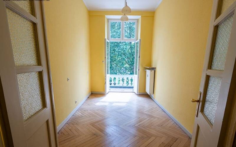 Arbeits- Gästezimmer mit kleinem Balkon