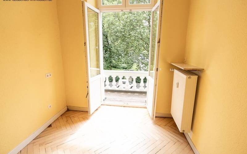 Arbeits- Gästezimmer mit kleinem Balkon