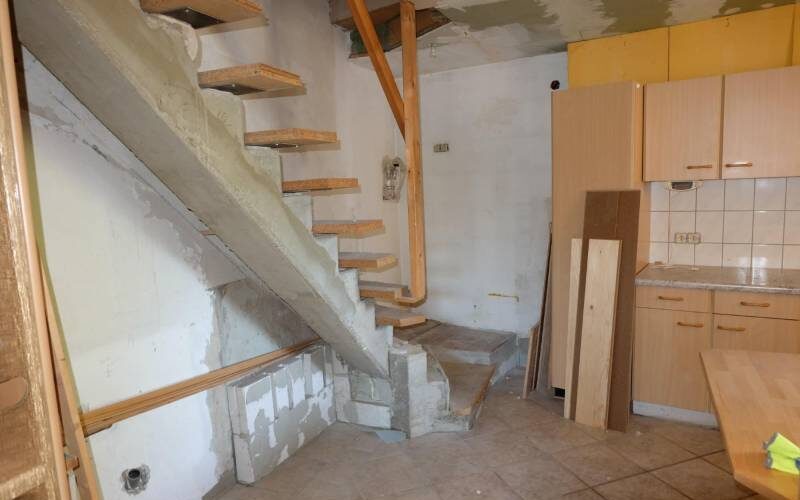 Wohnküche mit Treppe zum OG