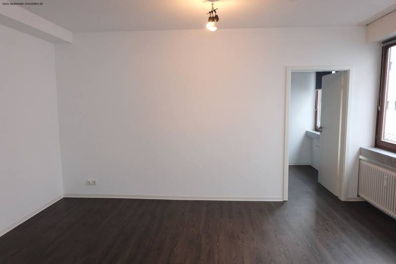 Trier-Innenstadt, 2 Zimmer Wohnung mit Singleküche und Loggia. - Foto 1